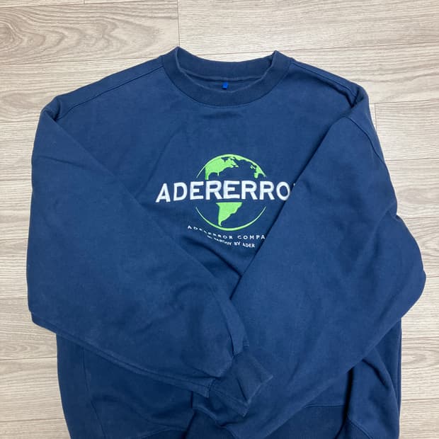 아더에러 유니버셜 맨투맨 네이비