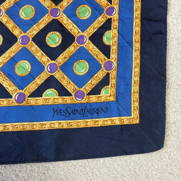 입생로랑 핸드롤링 실크 스카프