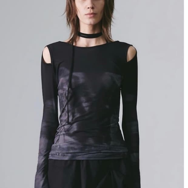 나체 컷아웃 롱슬리브