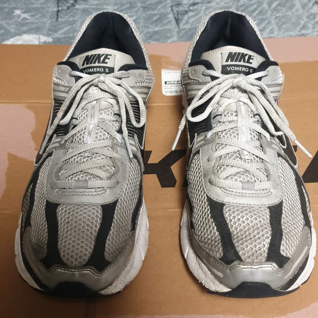 나이키 줌보메로5 메탈릭실버 블랙 (300)