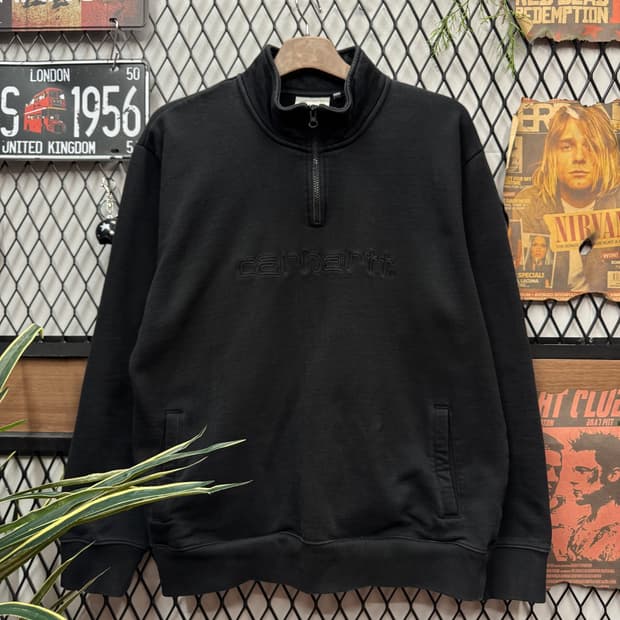 칼하트 윕 하프 집업 하이넥 스웻셔츠 전면 로고 포인트 블랙