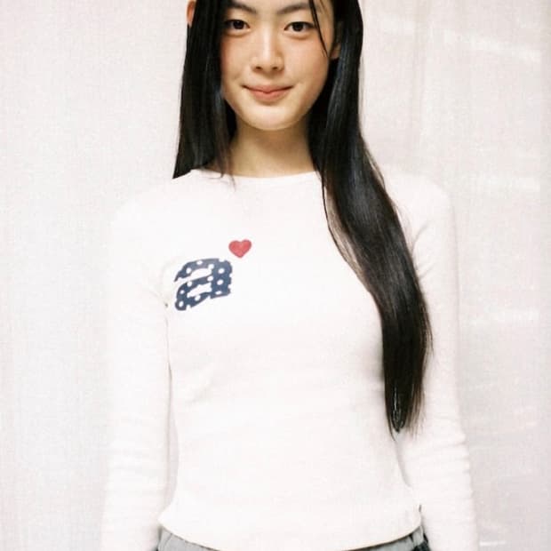 aeae 에이이에이이 도트 스몰 레터 롱 슬리브 화이트 팝니다