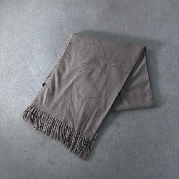 샤넬 캐시미어 실크 혼합 큐빅 머플러 