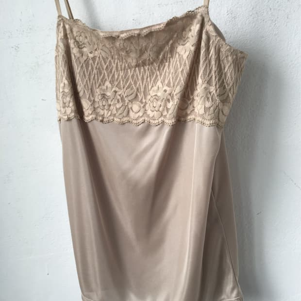 Lace point glossy sleeveless