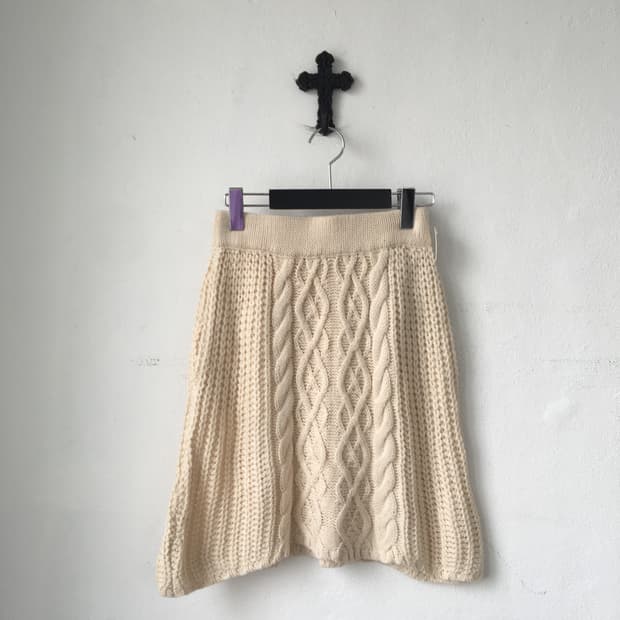 Cable pattern knit skirt