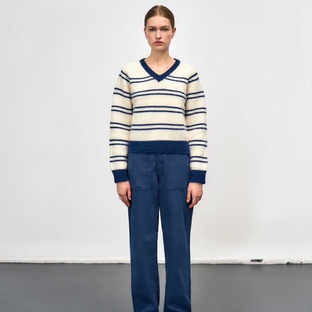 더르에 스트라이프 브이넥 니트