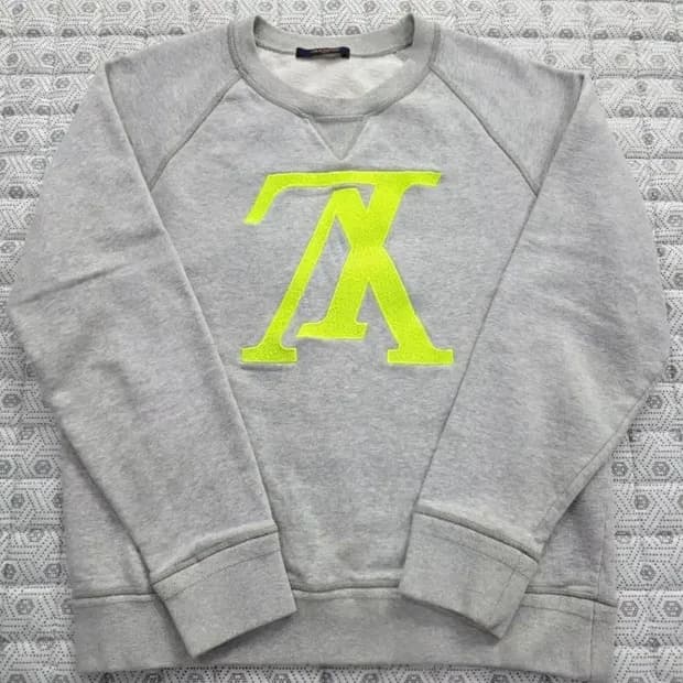 루이비통 네온 로고 맨투맨 그레이 L (드라이완료)