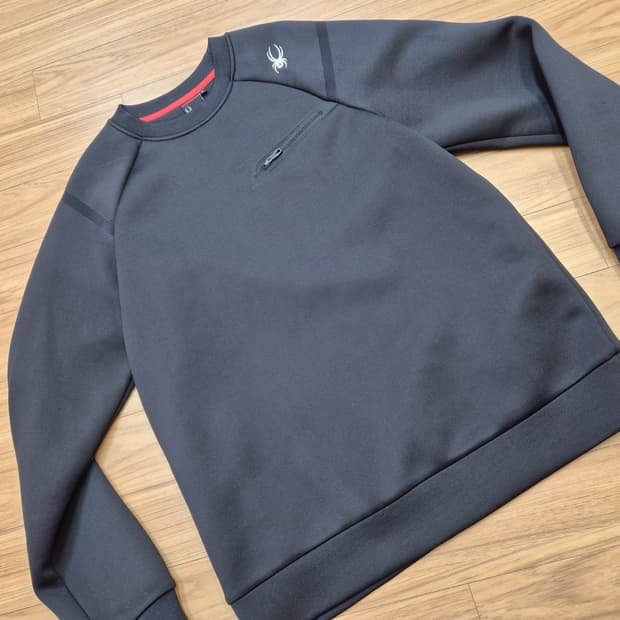 블랙 색상 스파이더 맨투맨 XL 사이즈입니다. 재질은 폴리에스터 92%로