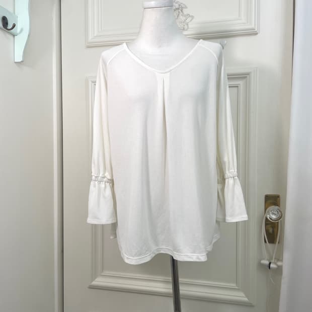 ivory pleats point sleeve shirring top