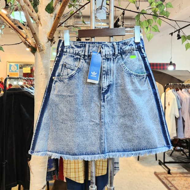 새제품)아디다스+크세니아 콜라보 연청 삼선 데님스커트