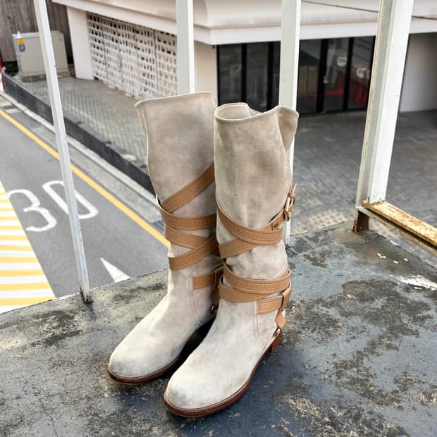 루이비통 모노그램 스트랩 스웨이드 롱 부츠