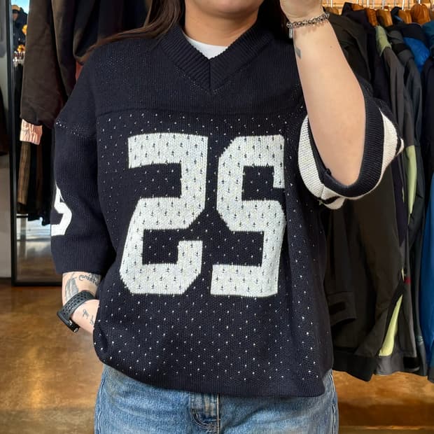 노앙 브이넥 네이비 패턴 반팔 니트