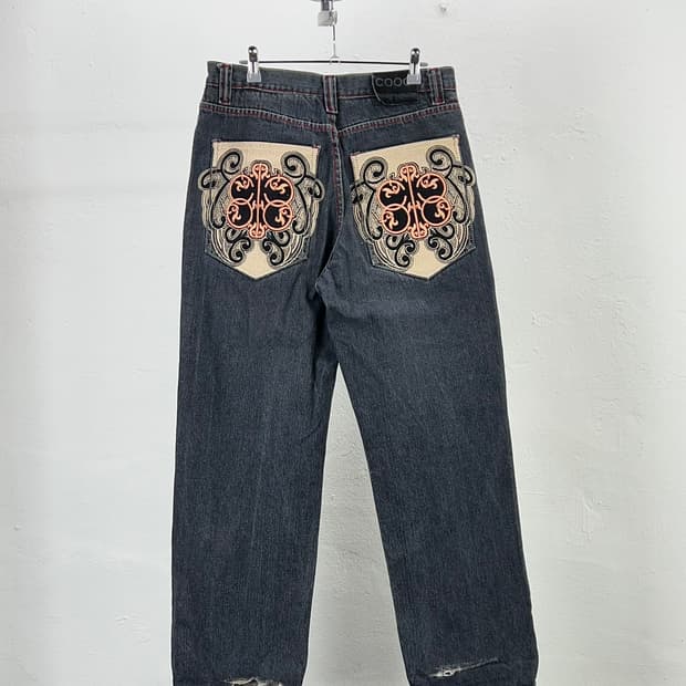 쿠지 오리엔탈 자수 디스트레스드 가먼트 워시 데님 팬츠