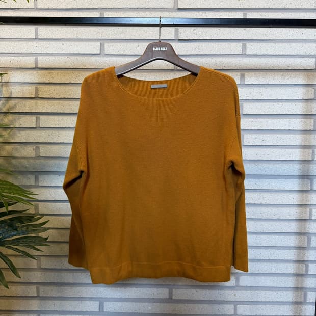 띠어리 보트넥 골지니트 드롭숄더 와이드 시보리 디테일 머스타드