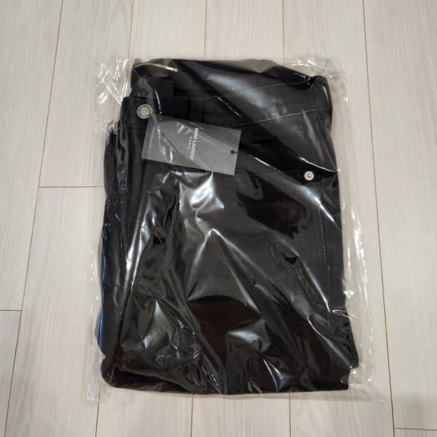 새상품 생로랑 밑단디스 버뮤다 데님 반바지