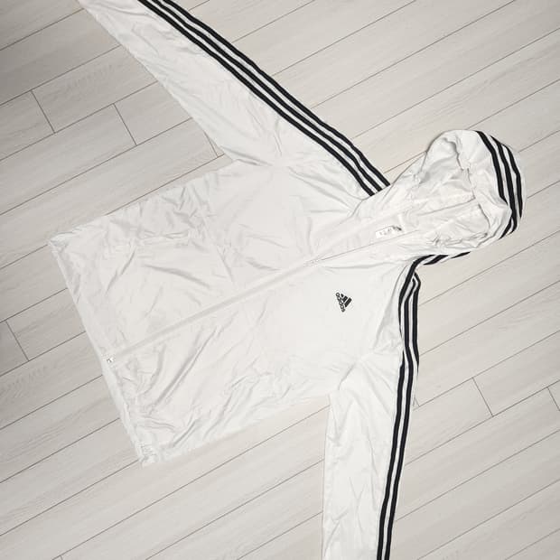 아디다스 에센셜 3S 우븐 윈드브레이커 바람막이 자켓

사이즈는 M인데 