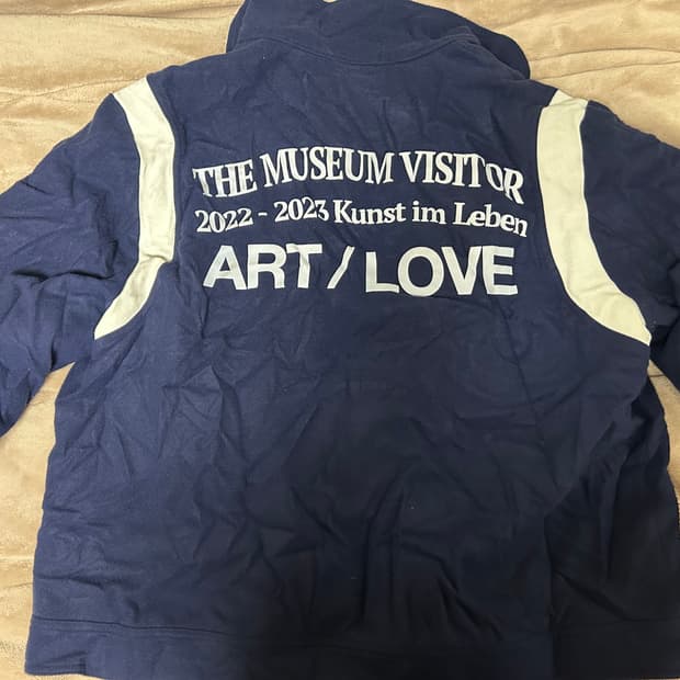 더 뮤지엄 비지터 THE MUSEUM VISITOR  WRINKLE VA