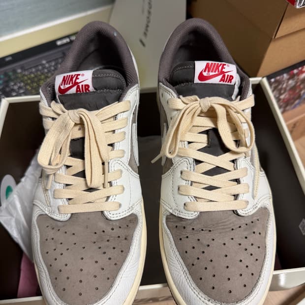 트래비스스캇 조던1 리버스 모카 270