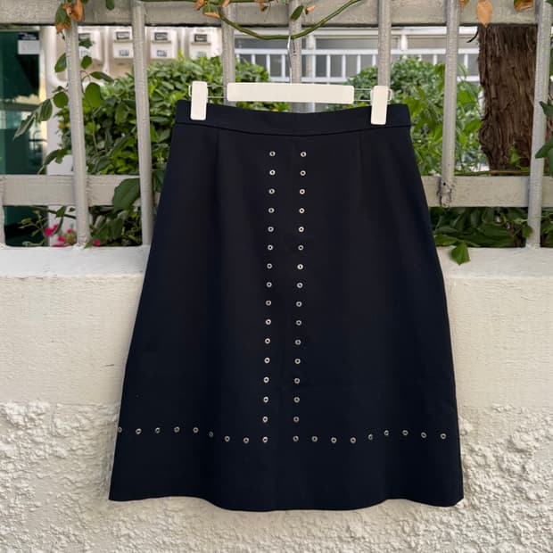 미니멀 아일렛 포인트 블랙 스커트