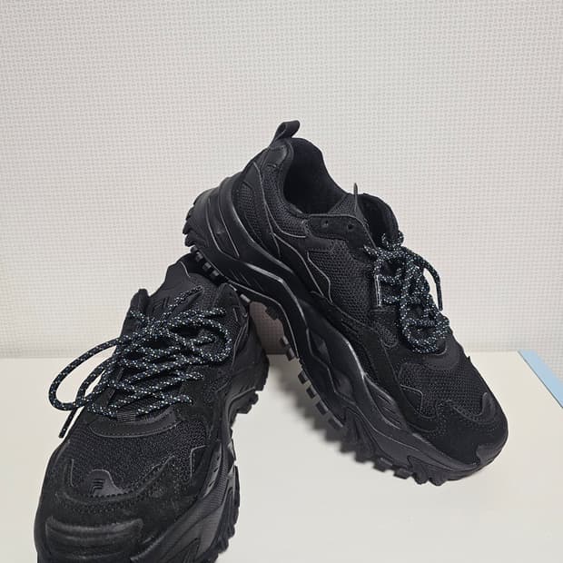 휠라  올블랙  운동화 250