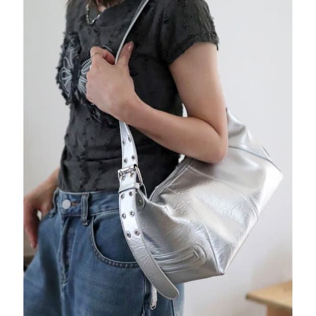 실버 숄더백