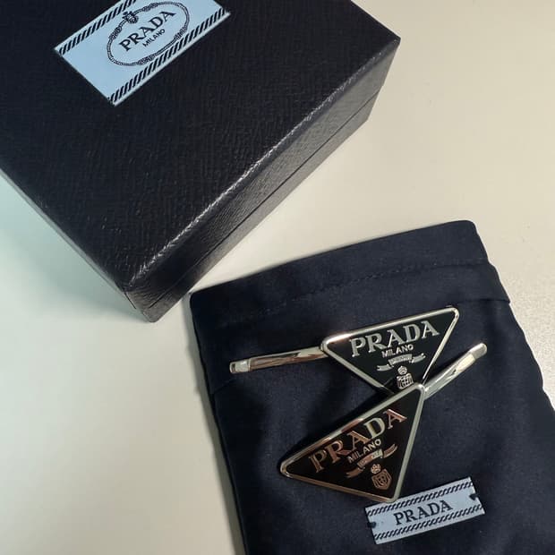 프라다 삼각로고 헤어핀 풀박스(정품)