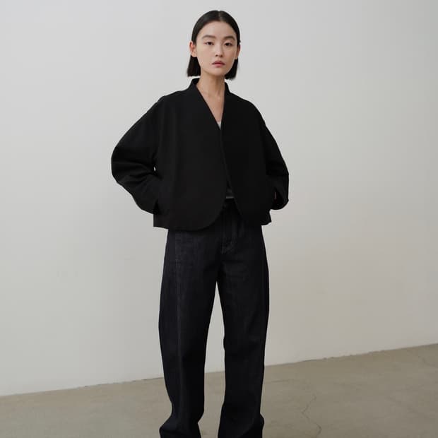 RRACE 레이스 커브드 블랙 크롭 자켓