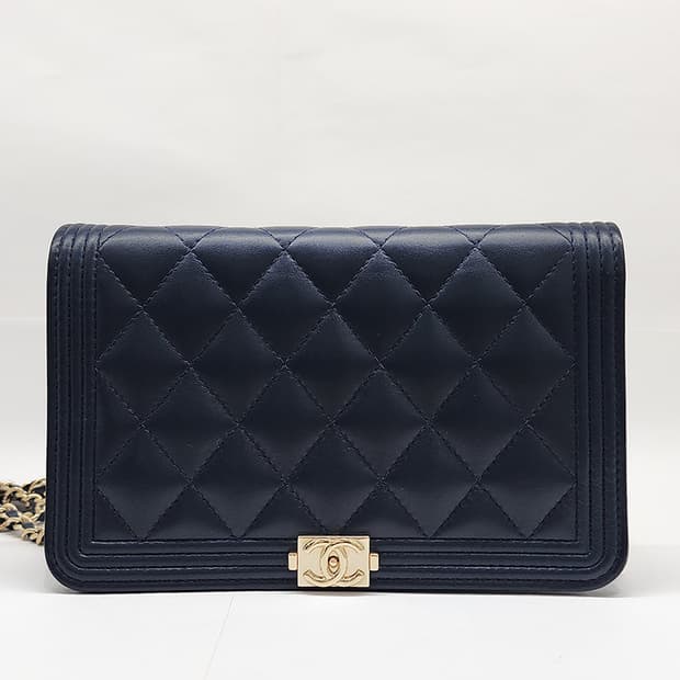 샤넬 네이비 램스킨 금장 보이 WOC 크로스백 A80287