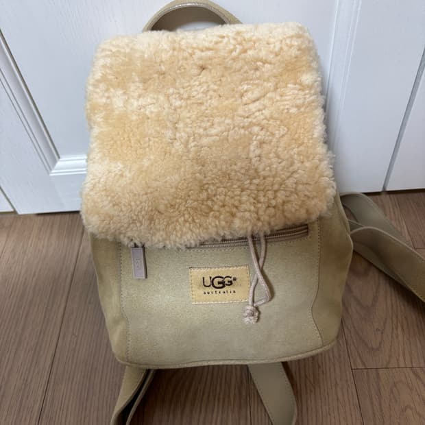 시착만 한 어그 양털 스웨이드 백팩 라이트카키.갸루. 스트릿 유니크