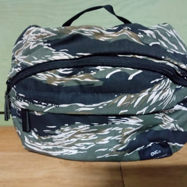 오버캐스트 타이거 카모 슬링백 웨이스트백 가방