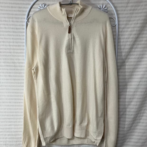 아이보리 하프집업 니트603 아이보리 색상의 하프집업 니트입니다. 은은한