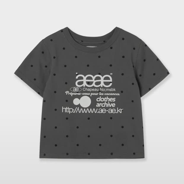 aeae 웹 로고 도트 크롭 티셔츠 차콜