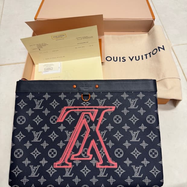루이비통 업사이드다운 클러치 풀박스