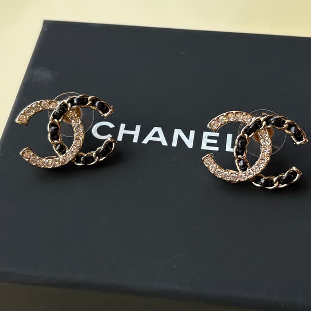 샤넬 정품 cc로고 업사이클링 크리스탈 레더 귀걸이