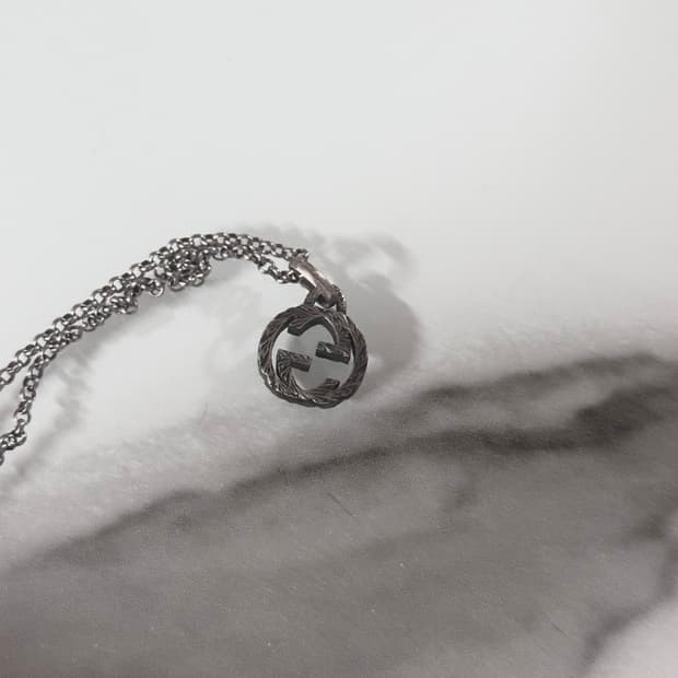 구찌 인터로킹 G 펜던트