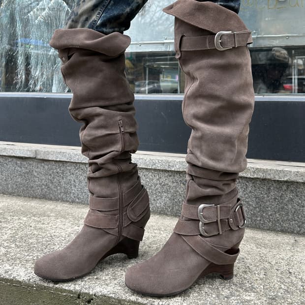 리얼 스웨이드 오버니 롱 버클 웨지 부츠