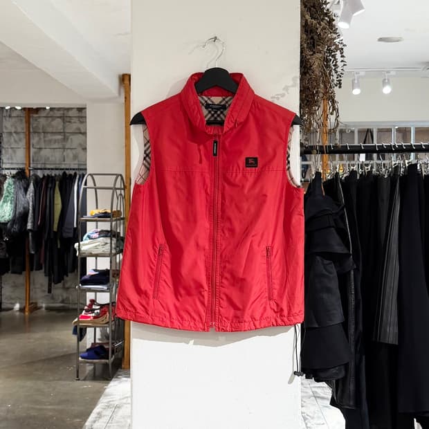 버버리 레드 클래식 나일론 슬리브리스