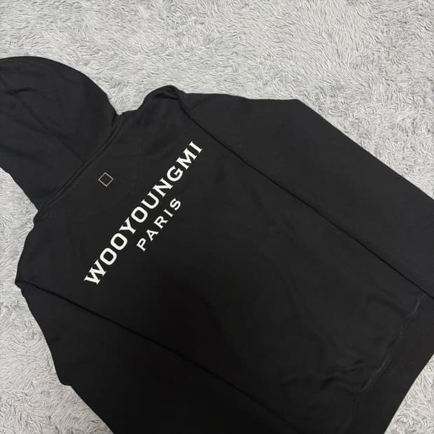 우영미 23fw 백로고 후드티