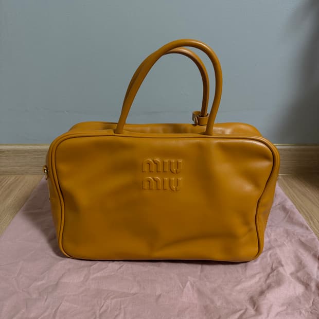 미우미우 miu miu 보 백