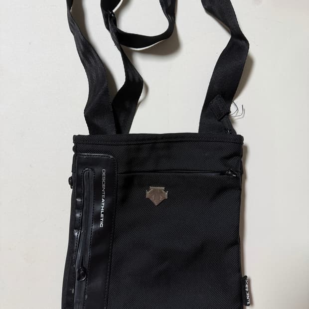 데상트 크로스백