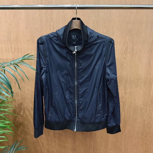 아르마니 익스체인지 나일론 바람막이 메탈 지퍼 웰트 포켓 디테일 블랙