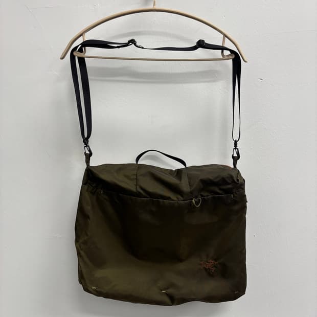 아크테릭스 ARC'TERYX 헬리아드 10 숄더백