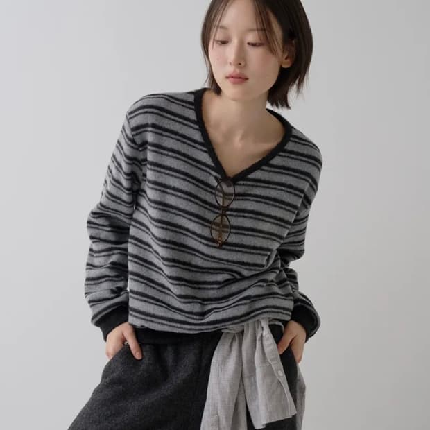 [새상품] 사유 스트라이프 브러쉬 브이넥 풀오버 블랙