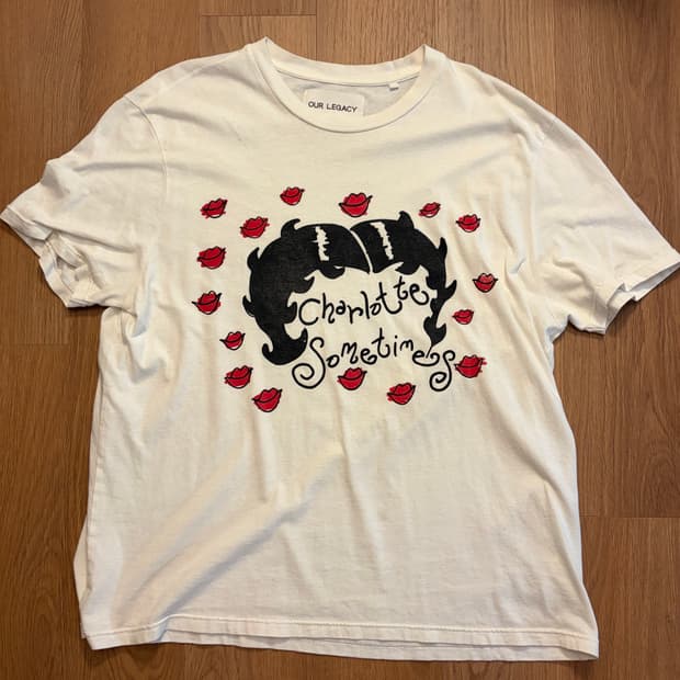 [M] 아워레가시 샬럿 키스티셔츠