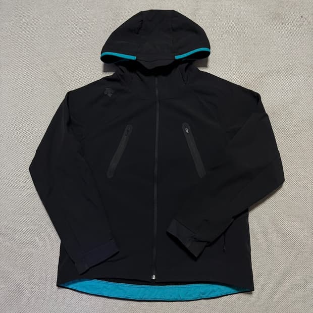 데상트 사이드로고 소프트쉘 후디