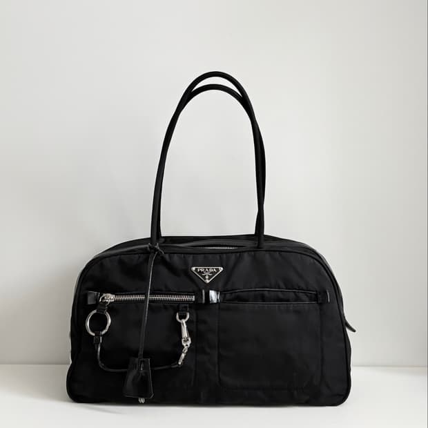 PRADA 프라다 삼각로고 플레이트 키링 보스턴백