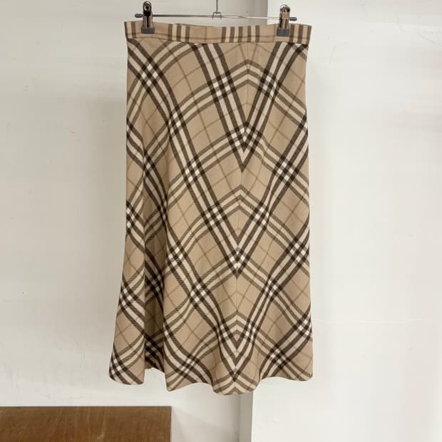 버버리 런던 베이지 노바체크 미디스커트 