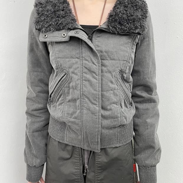 게스 차콜 퍼 로고 자켓