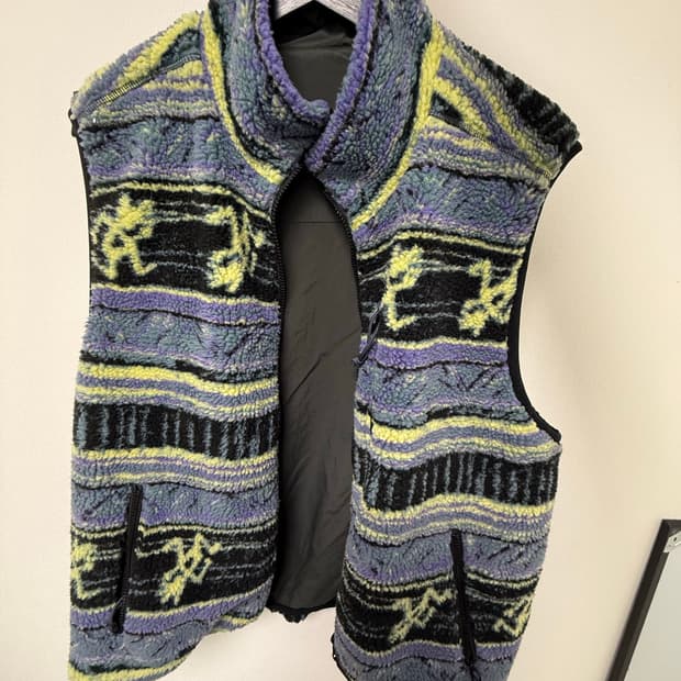 [L] 디스이즈네버댓x그라마치 리버시블 플리스 베스트