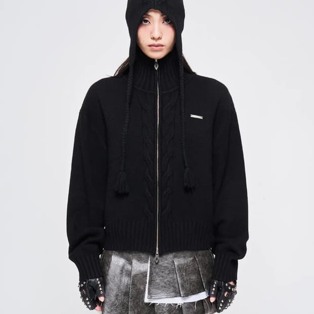 Yeel 케이블 니트 메탈 로고 집업 가디건 블랙